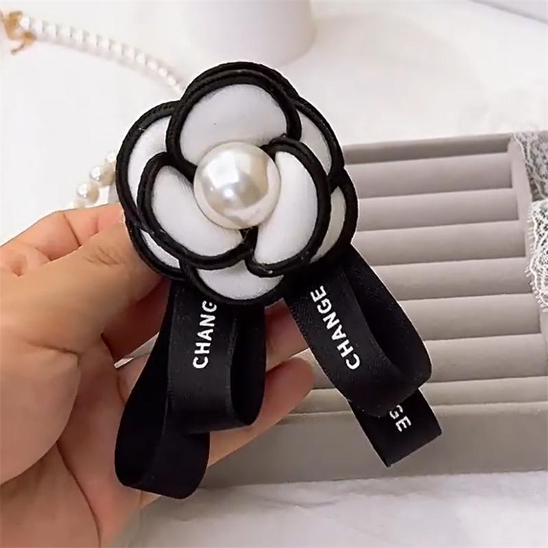 Kamelienperlenbrosche Ganzjahres-Universal-Trauerschmuck-Anstecknadel High-End Französisch Retro Elegant Tasche Stoff Schal Accessoire Brosche