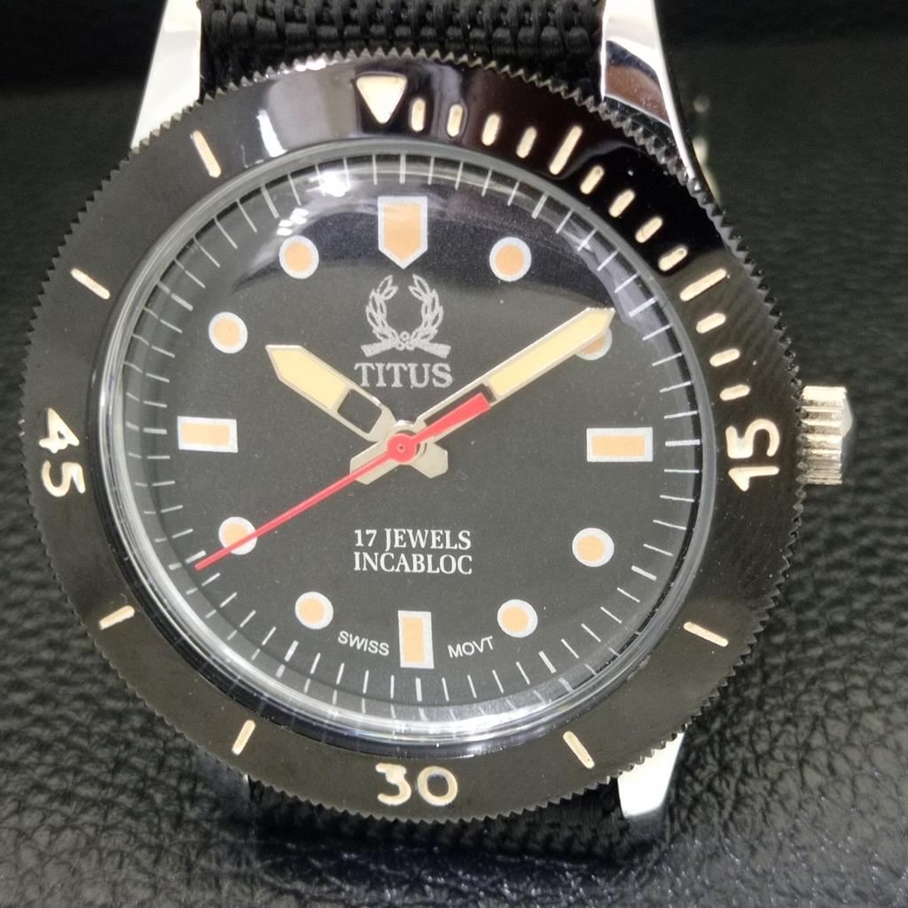 VINTAGE TITUS HAND-WINDING TURNABLE BEZEL SWISS MENS BLACK DIAL WATCH a700223-5 R202-a700223