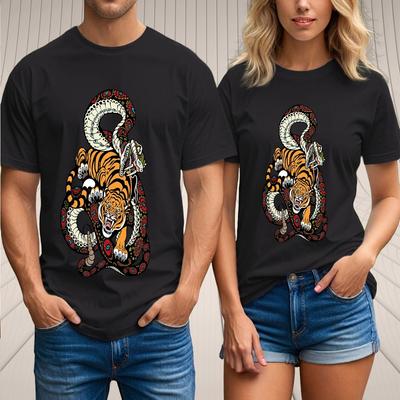 Tiger gegen Schlange T-Shirt – Wildes Kampf-Tattoo-Stil-Grafik mit Kühner Tierkunst