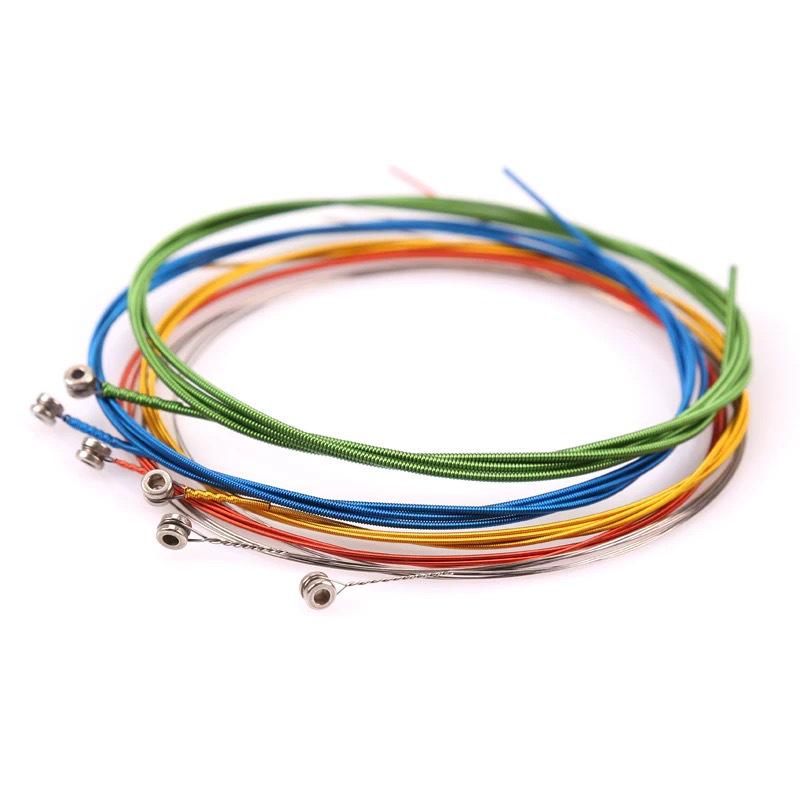 Alice A407C Bunte Folk-Gitarrensaiten: Komplettes Set von 6 Saiten mit Zubehör.