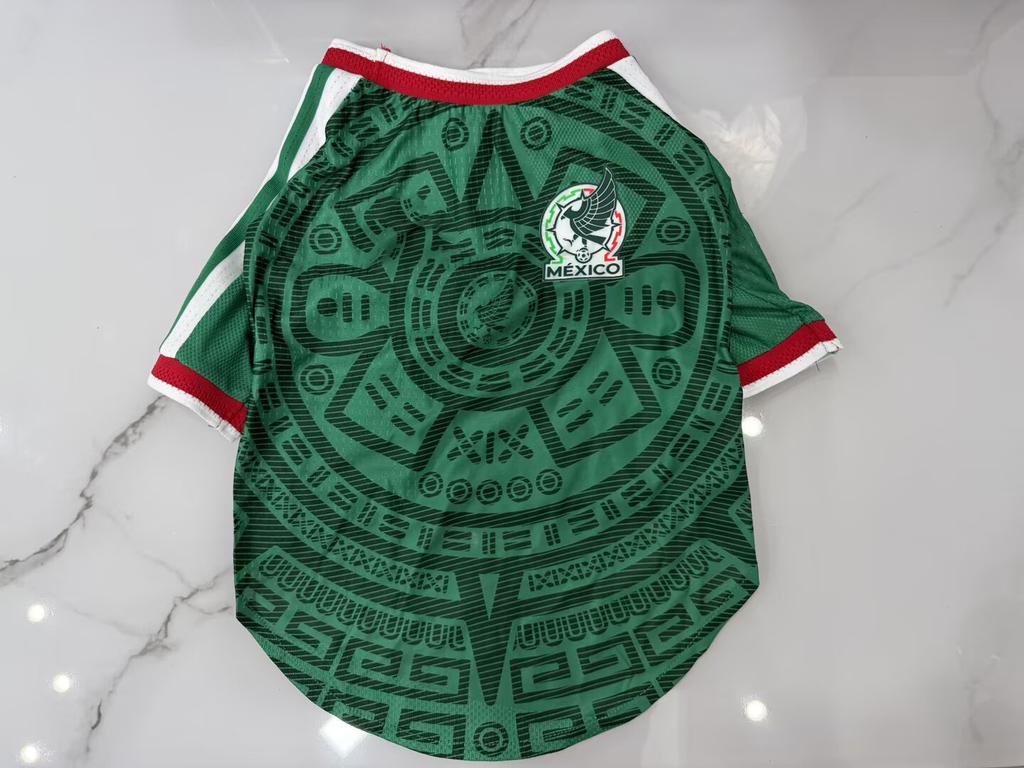 26.27 Haustier-Fußballtrikot. Spanien. Mexiko. Brasilien. Die gleichen Hundekleider für die Nationalmannschaft Weltmeisterschaft.