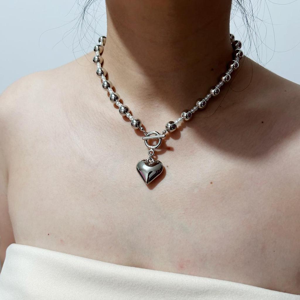 Europäische & Amerikanische Geometrische Herz Choker: Goldene Perlenkette mit rundem Pfirsichherz-Anhänger für Damen