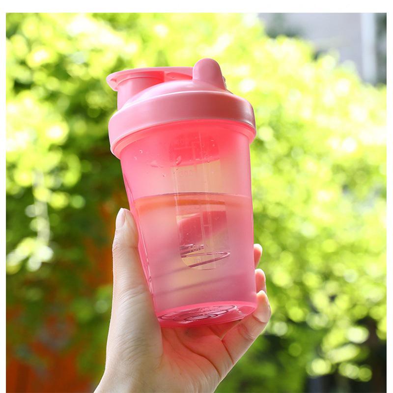 

Шейкер для протеиновых коктейлей с герметичной шкалой - Портативный ручной миксер для фитнеса и TikTok-инфлюенсеров 401-500ml красный