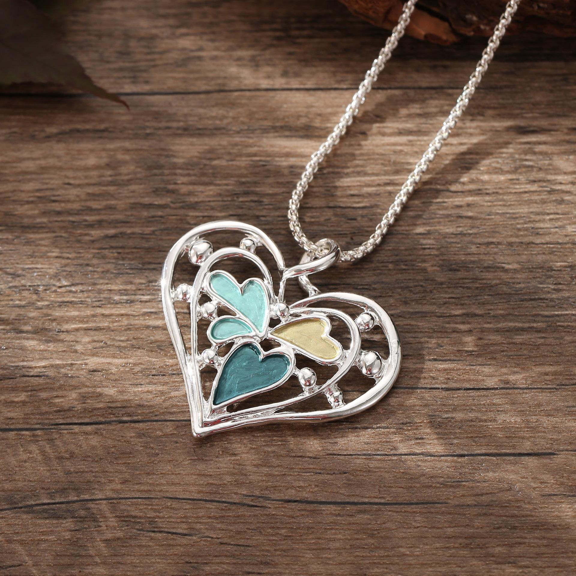 

New color painting oil hollow love pendant, simple and high-end heart-to-heart women s necklace