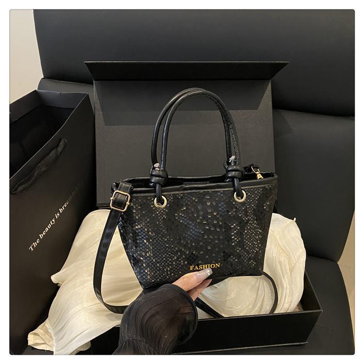 

2025 foreign style popular large-capacity new fashion solid color classic simple trend crossbody shoulder bag portable чёрный