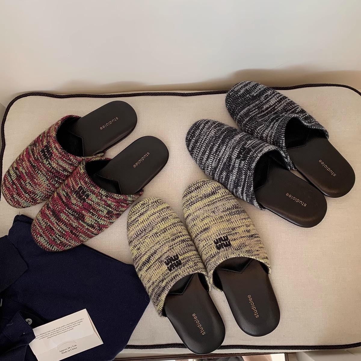 

Grape mother with the same small special letter embroidery contrasting colors knitted bag head half slippers round head versatile lazy slippers 40 чёрный