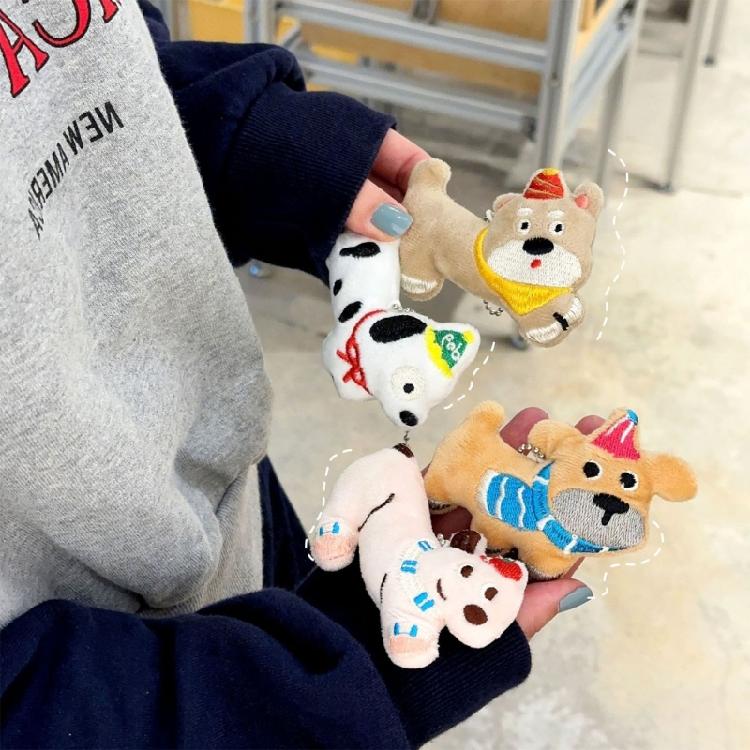 Cartoon Langer Plüschhund Schlüsselanhänger Einzigartiges Musterdesign Ergonomischer Stofftier-Anhänger zur Befestigung an Multi-Geräten