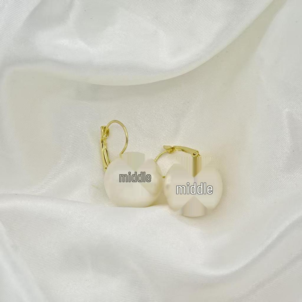 Elegant Pearl Earrings for Women: Minimalist European-America Hepburn Style Studs, Versatile Light Luxury Pendants