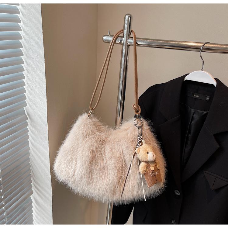 2025 new trendy fashion autumn and winter plush bag versatile large capacity underarm women's bag Korean version niche shoulder messenger bag