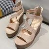 The New Style of Wedge Heel Shoes Are Paired with A Waterproof Platform and High-heeled Sandals