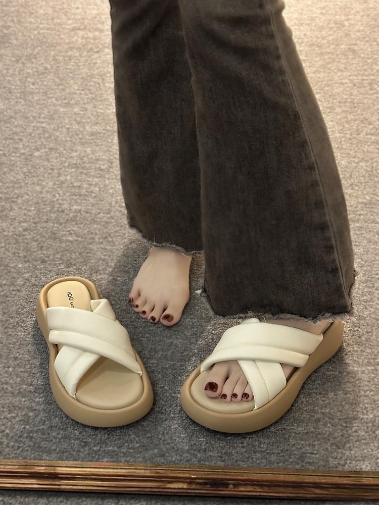 Dámské pantofle nosí v létě černé silné podrážky, pocit šlápnutí do hovna 2025 nové všestranné ležérní a pohodlné prémiové sandály