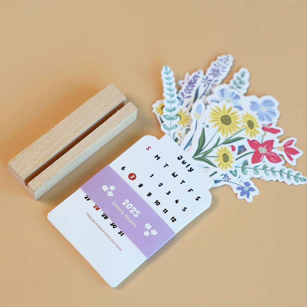 2025 Flower Vase Calendar Creative Flower Desk Calendar with Wooden Base Bloomy Flower Mini Desk Calendar for Office