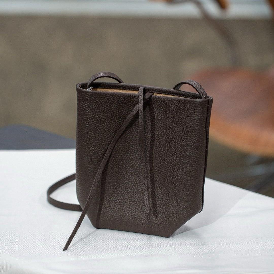 

Mini bucket mobile phone bag minimalist first layer imitation deer cowhide shoulder bag stainless steel hardware messenger bag women 19*19*6cm