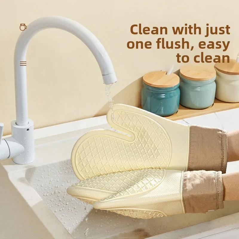Thick heat-resistant silicone and cotton gloves,double-layer,microwave oven,kitchen baking and barbecue insulation gloves