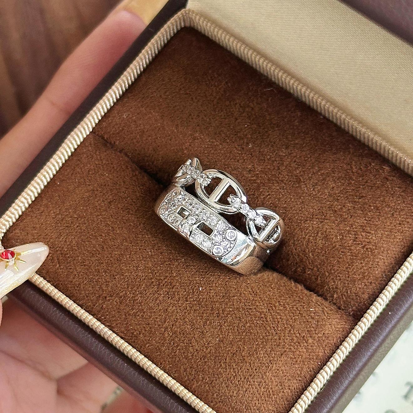 

Rose gold full diamond Kelly with pig nose ring double layer stacking design female ins style платиновий