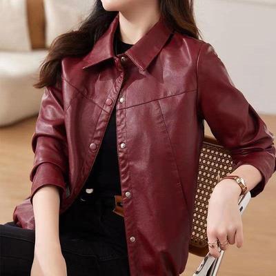 Giacca primaverile alla moda per donna, cappotto corto in pelle, giacca da motociclista attillata con stile alla moda e design unico
