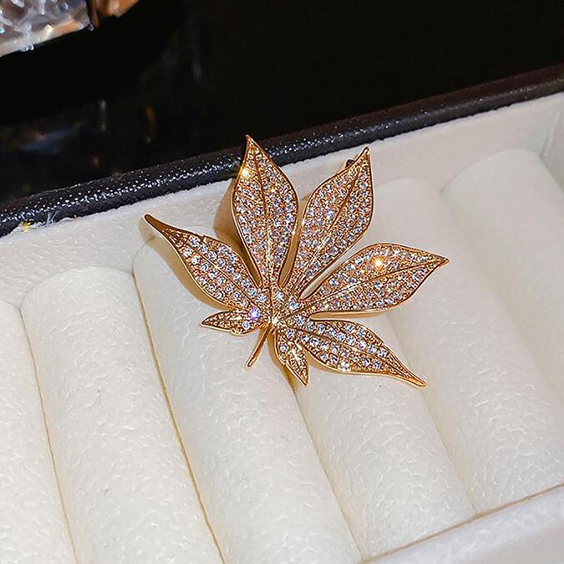 Flash Diamond Plant Maple Leaf Brooch Small Temperament Light Luxury Chest Simple Fashion Atmosphere Sense Of Accessories