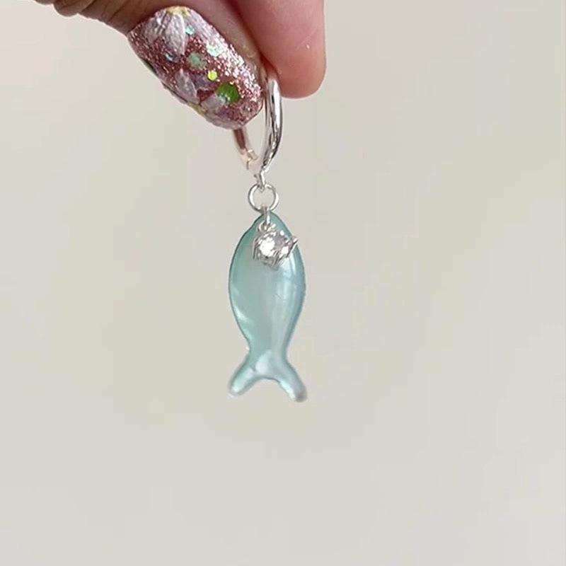 Simple and Retro Mint Manbo Small Fish-shaped Button Earrings, Creating A Cool and Fashionable, Unique and Versatile Style of Earrings.