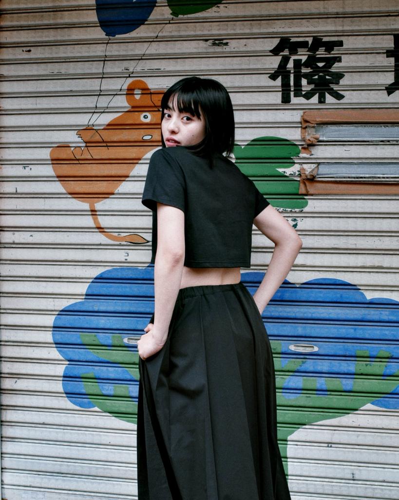 Loaegsyueol Harmony Crop T-Shirts_Black