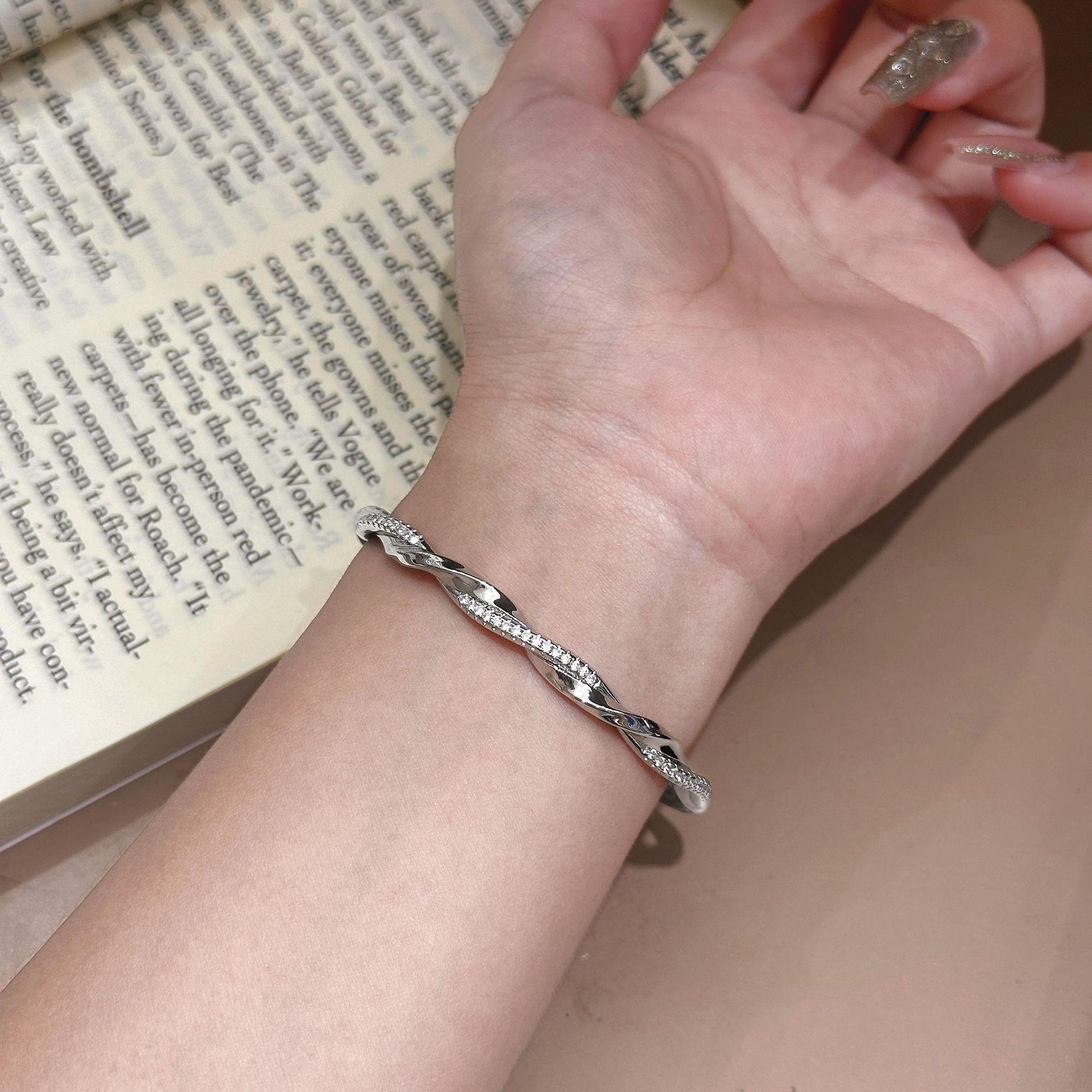 

Seiko micro-inlaid Mobius ring bracelet simple bracelet платиновий