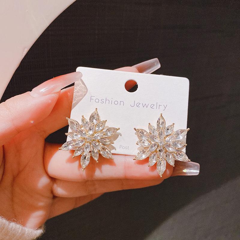 

Crystal Star Retro Stud Earrings - Elegant, Versatile Autumn/Winter Design