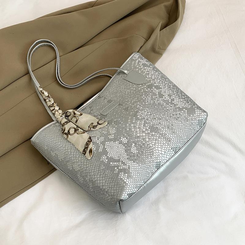 Fashion Light Luxury Niche Design Sense Large Capacity High Sense Casual Trend Portable Shoulder Armpit Bag