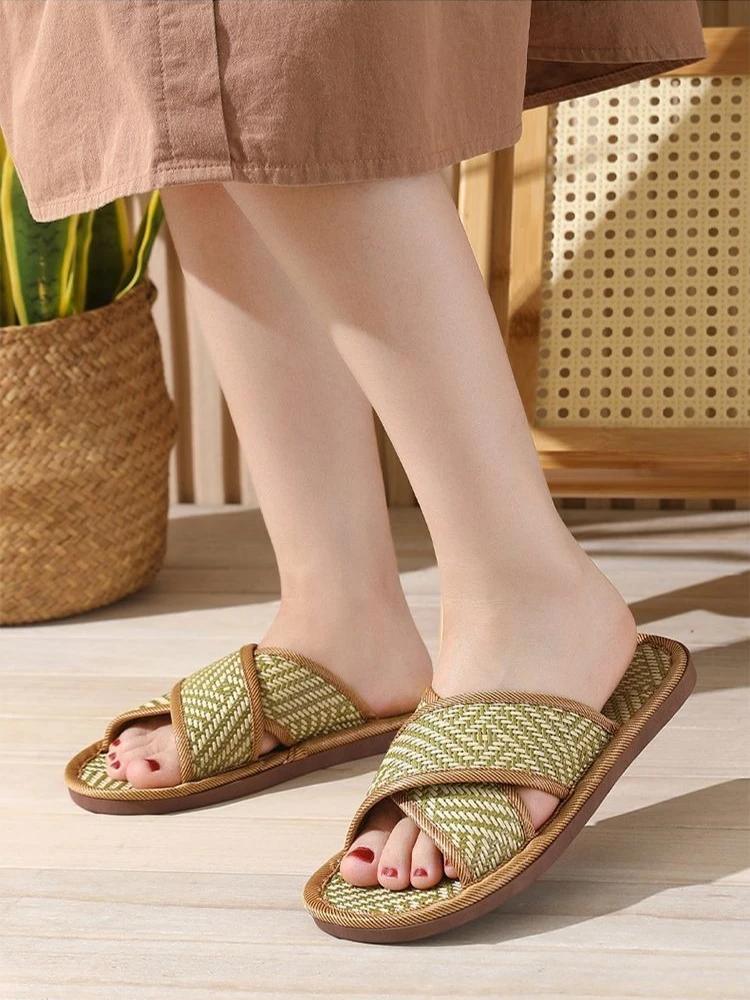 Fashion Shoes Indoor House Soft Sabot Walk Around Home Trend Slippers for Men 2025 Low Price Clappers Adult Casual Style Fun Sandals Man