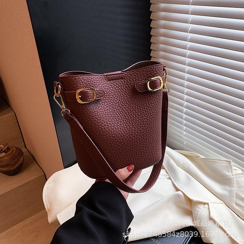 Casual and Simple Portable Mother and Child Bag, Women's Fashion Large-capacity Bucket Bag, European and American Retro Shoulder Messenger Bag.