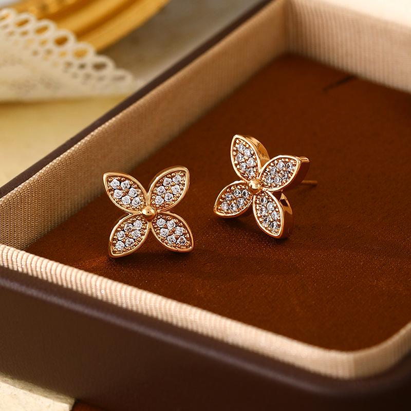 Gold-Plated Four-Leaf Clover Zirconia Stud Earrings, Simple Design, Light Luxury Fashion, High-End Full Diamond Accessories