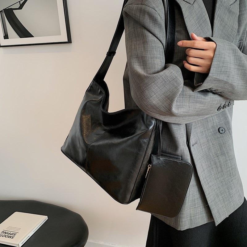 Large-capacity retro bag, new fashion and high-end soft leather tote bag, textured casual messenger bag.