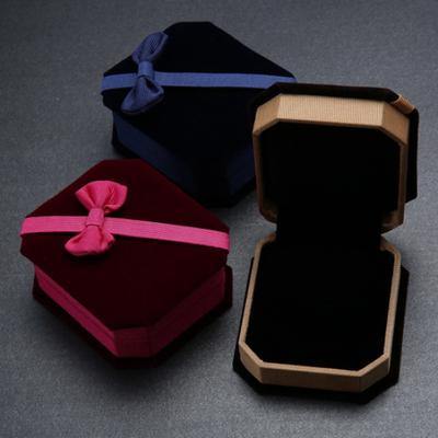 Creazione di gioielli e bijoux – Portagioie ed espositori per gioielli