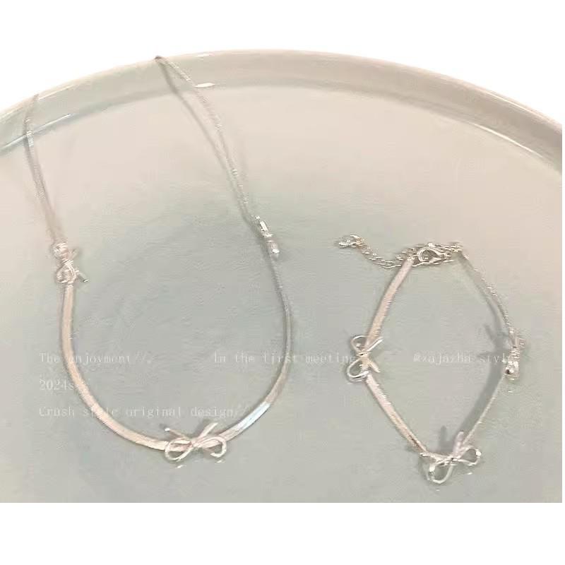 Minimalistický stříbrný náhrdelník a náramek z hadí kosti s mašličkou pro ženy