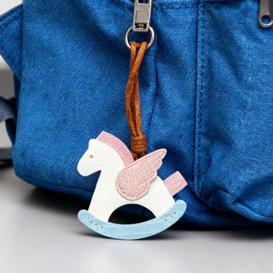 Väskhänge Miljövänlig Gunghästnyckelring i konstläder med repsnodd Vingdesign Väskor Biltillbehör