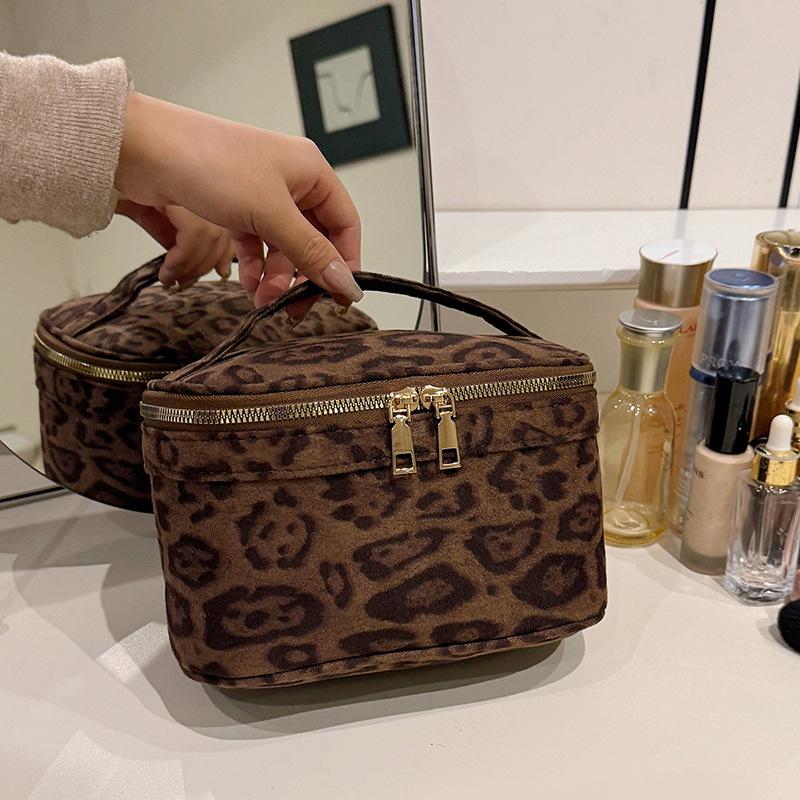 New Fashion Leopard Print Makeup Pouch Large Portable Cosmetic Earphone Bag for Travel Cute Stylish Organizer for Schoolgirls