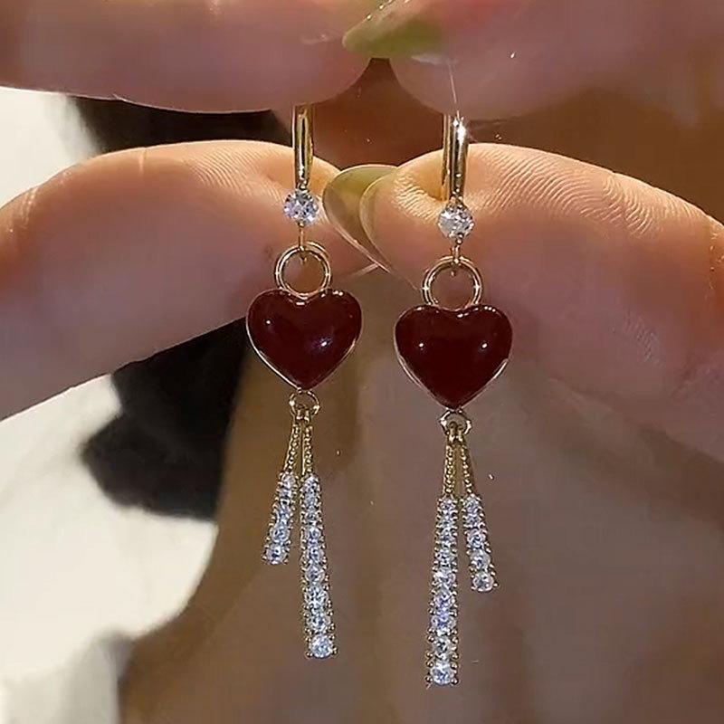 

Серьги-кисточки в форме красного сердца красный