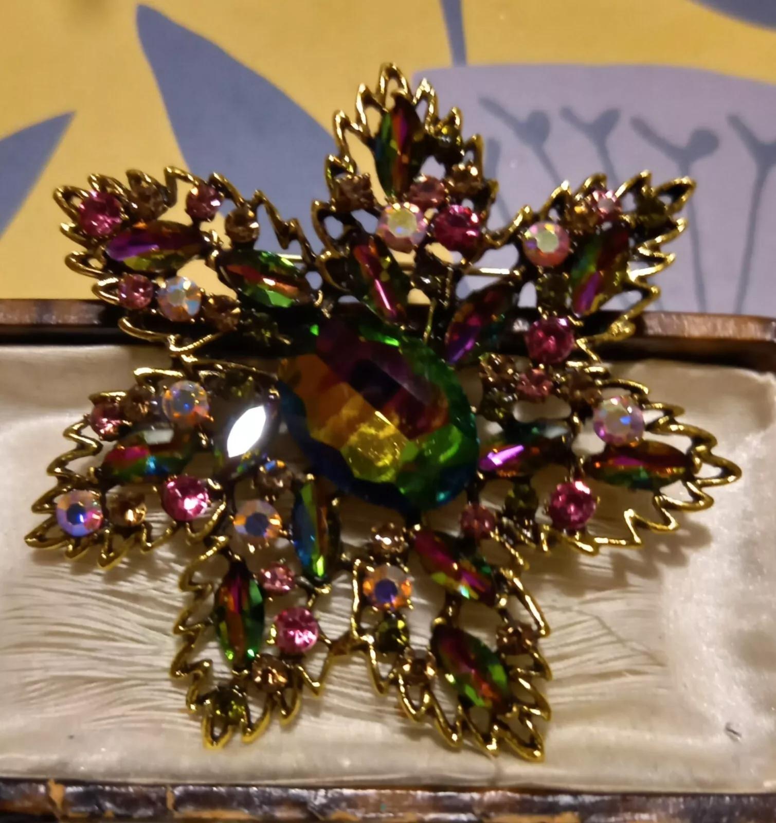 

Luxury Women Men Sparkly Crystal Shining Badges Brooch Clssic Exquistie Middle Design Rhinestone Flower Pin Accessories For Lady