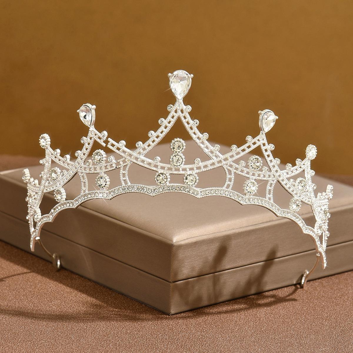 

Crown Tiara Necklace Earrings Vintage Atmospheric Rhinestones Birthday Crown Hair Accessories Bridal Wedding Dress Three-Piece Set