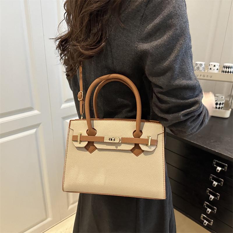 Womens Large Capacity Shoulder Bag With Detail And Inner Phone Pocket For Street Style