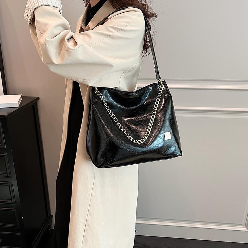 Модная женская сумка подмышку 2023 Новая осенне-зимняя большая вместимость студенческая на плечо