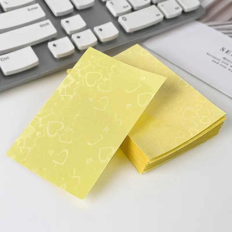 

50 шт. защитных карт в форме сердца с лазерным дизайном, сверкающие защитные карты для удостоверений личности, школьных пропусков, фотографий и игровых карт жёлтый