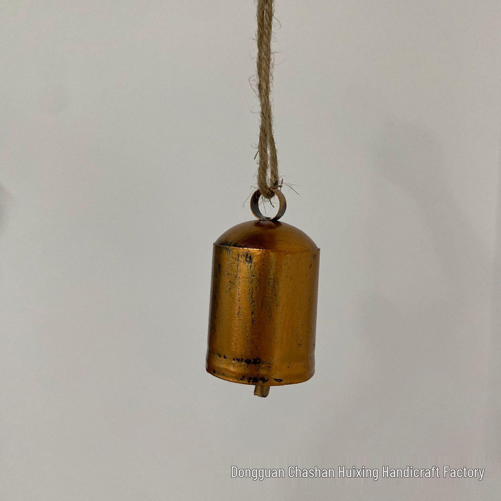 

Рождественские коровьи колокольчики из состаренной меди с бантами и венками