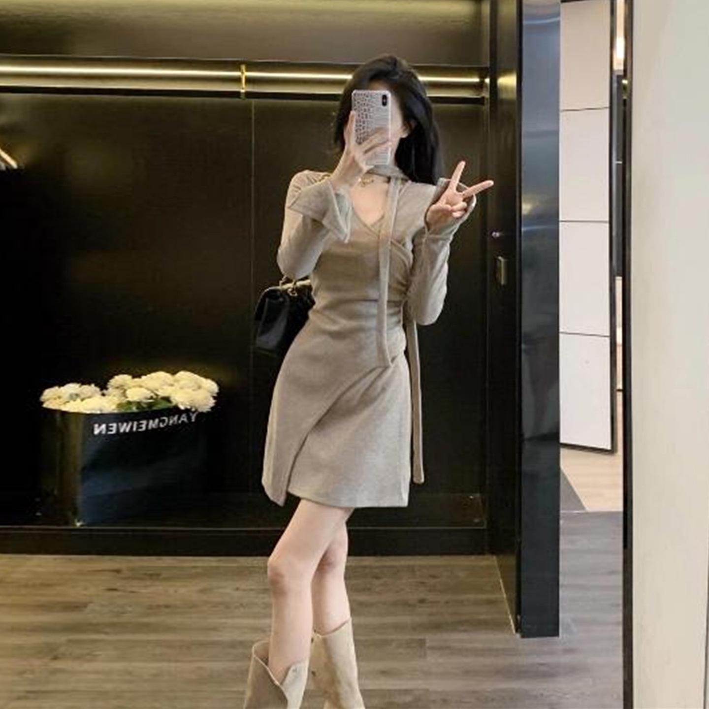 

Elegant Slim-Fit Knit Dress with Long Sleeves and Hip-Hugging Short Skirt – Early Autumn 2025 L темно-серого