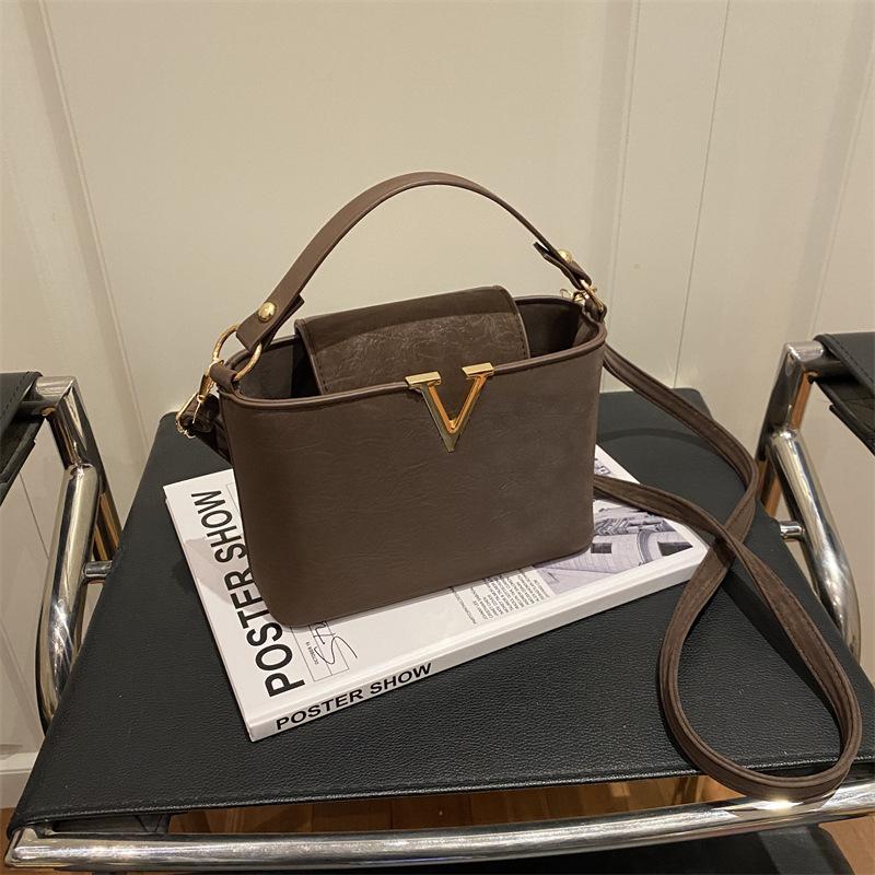 

Fashion high sense 2025 summer new light luxury texture foreign style niche versatile single shoulder messenger handbag темно-коричневого