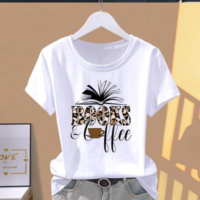 Asiatiskt storlekstryck, leopardkaffebok för damer, trend Söt 90-tals T-kläder för kvinnor Fritidskläder Dam sommartopp Mode Grafisk T-shirt Kortärmad T-shirt