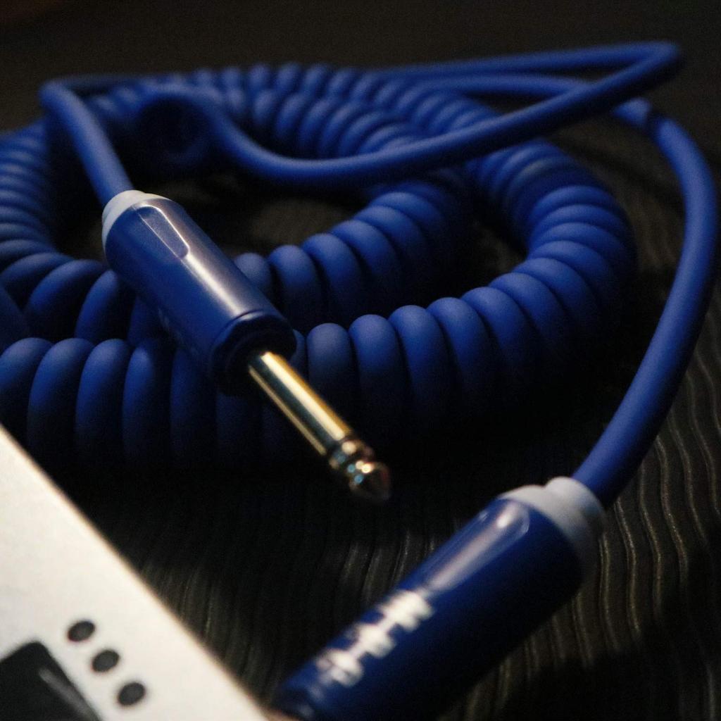 Aestivate Guitar Coiled Cable, Bass Shielded, Curled Cord with 6.35mm Stereo Plug, Instrument Cable, 20 Feet6m (Blue)