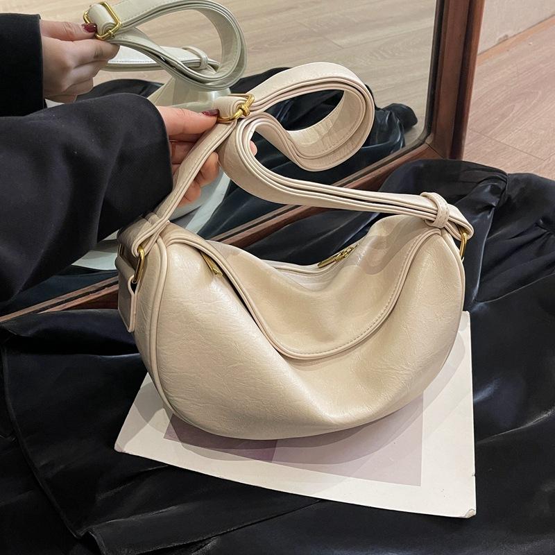

New pleated texture travel bag niche simple versatile messenger bag women s fashion commuter shoulder dumpling bag брудно-білий