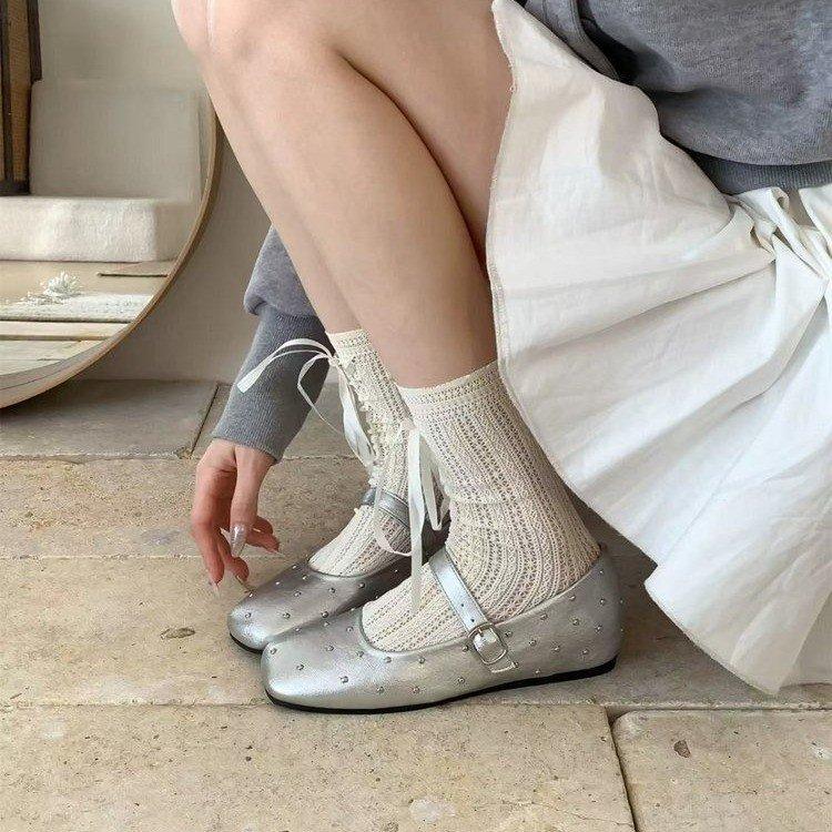 

Внутренняя увеличенная версия ~ ретро цыганские звезды заклепки балетки одинарные женские весенне-осенние туфли Мэри Джейн с пряжкой из одного слова и неглубоким горлом 40