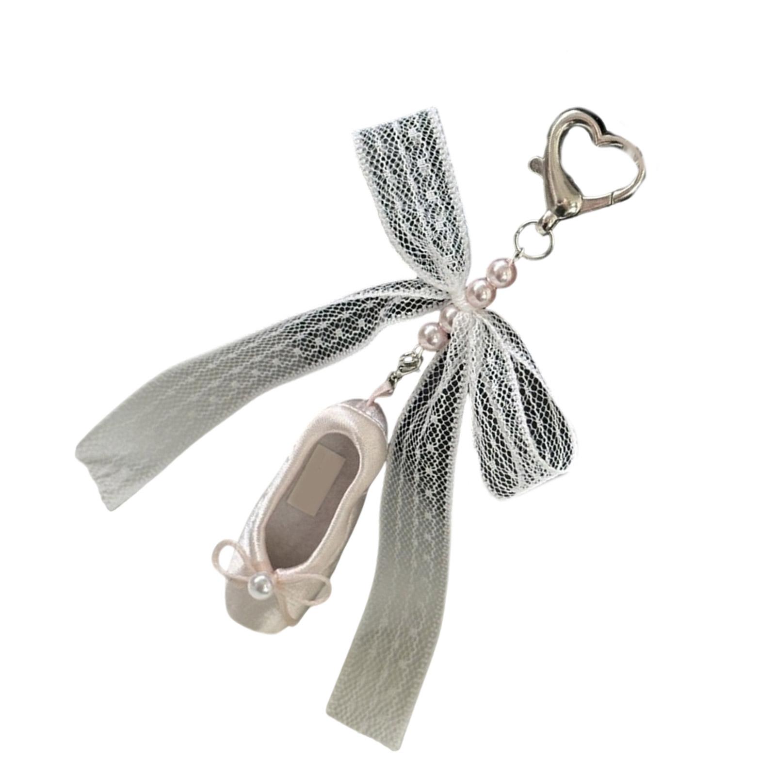 

Нежная подвеска в виде балетной туфельки с кружевом и жемчугом, идеально подходит для модных сумок или в качестве продуманного подарка 1