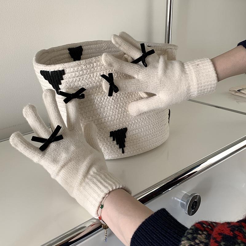A New Warm Touchscreen Glove for A Cute Korean Cyclist with A Winter Bow and Five Fingers In