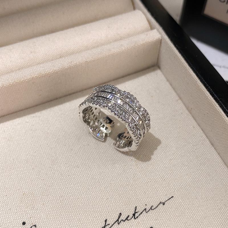 Exquisiter mehrschichtiger Diamantring: Luxuriöser Micro-Pavé Offener Zeigefinger Schmuck